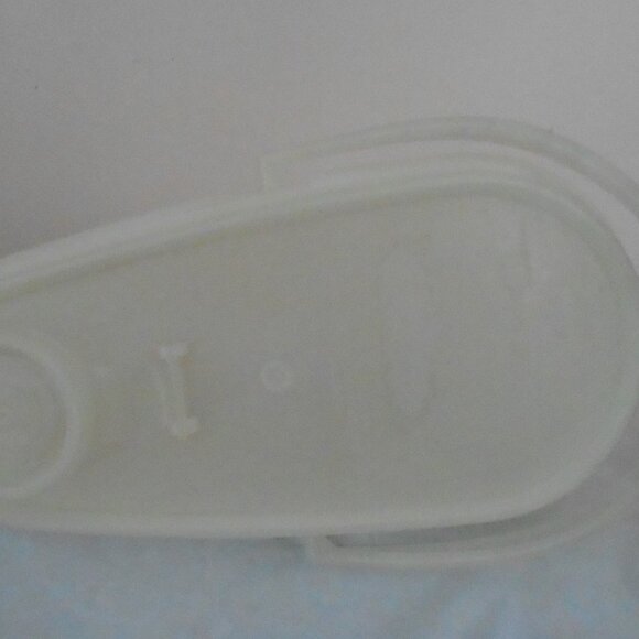 VTG Tupperware 2 Qt White Slim Beverage Storage Container w/Lid Cap & Handle - Picture 6 of 6